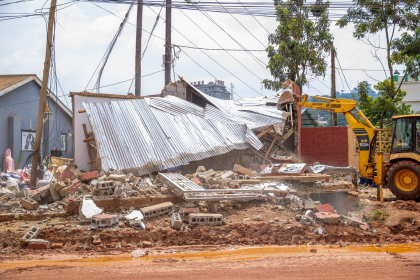 KCCA Demolishes Saddler Way Illegal Structure, Restores Autospa Drainage